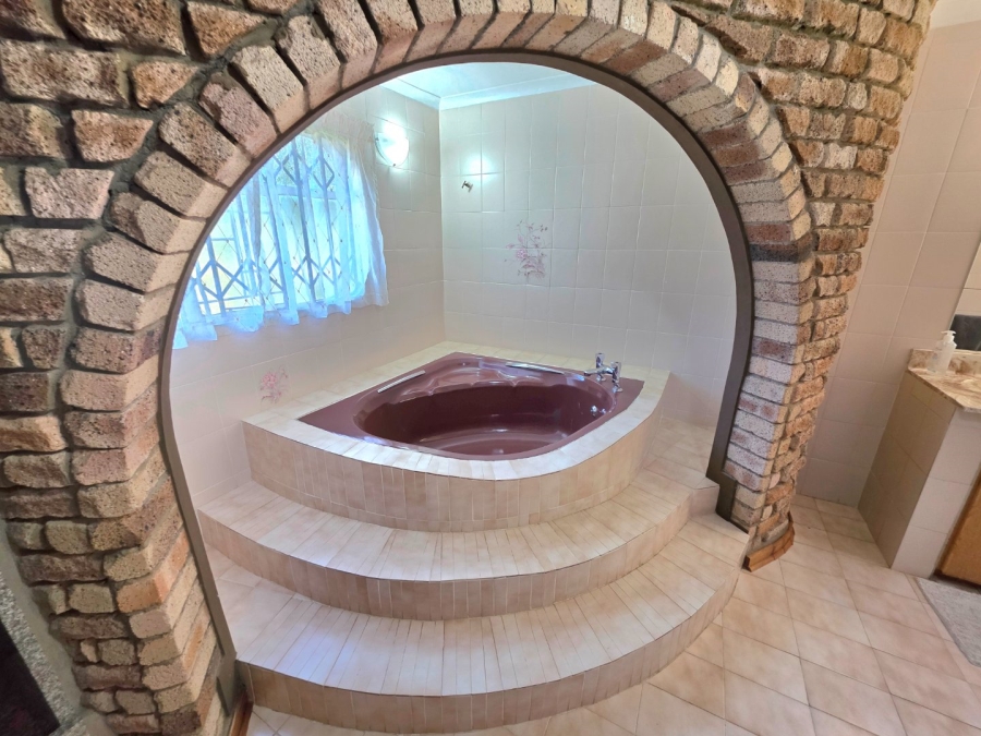 5 Bedroom Property for Sale in La Provance Free State